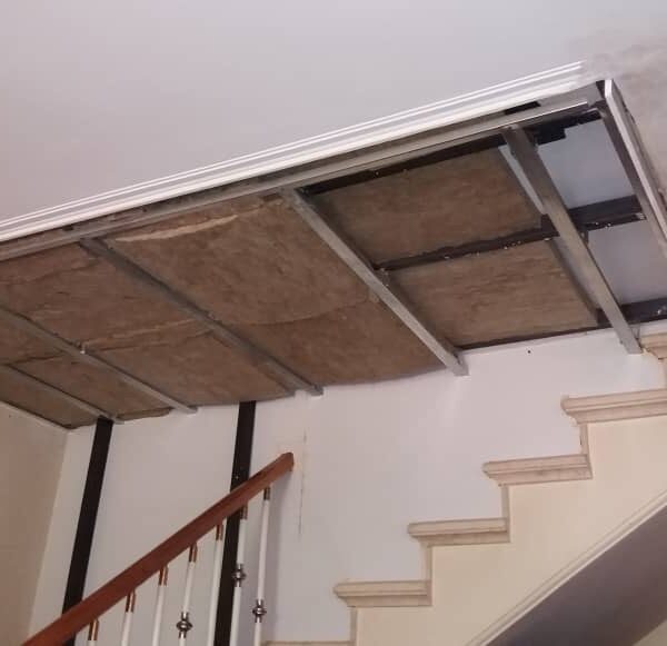 پوشش سقف با پشم سنگ برای عایق صدا و جدا کردن دو فضا به کمک سقف عایق صوتی.