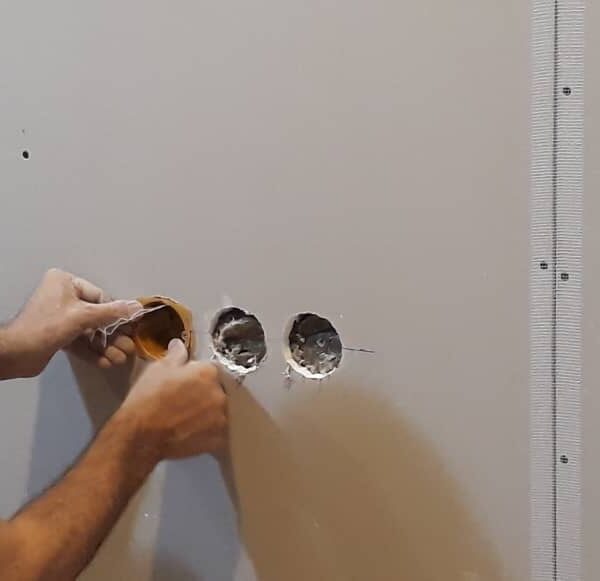 اجرای جعبه کلید و پریز روی دیوار عایق صوتی