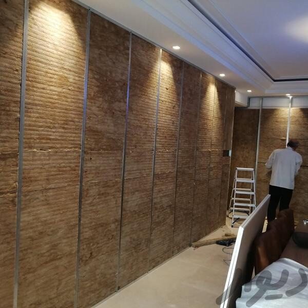 اجرای تمیز عایق صوتی دیوار سالن