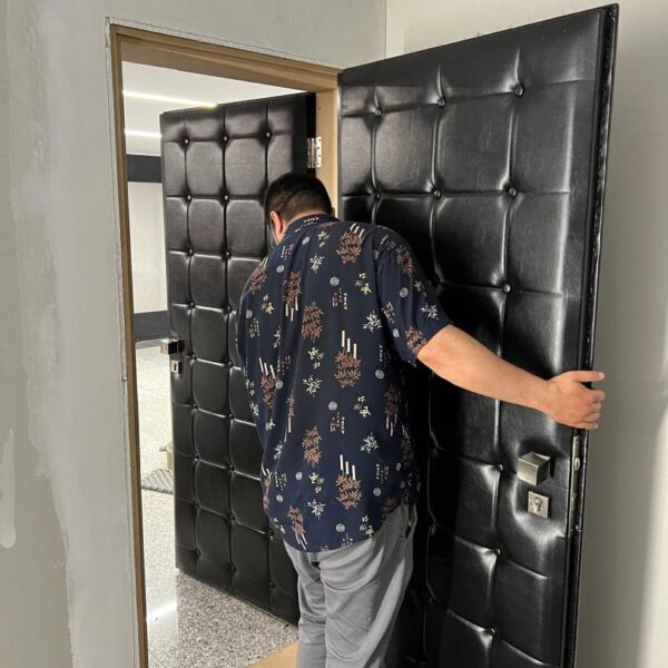 اجرای درب عایق صوتی روی چهارچوب